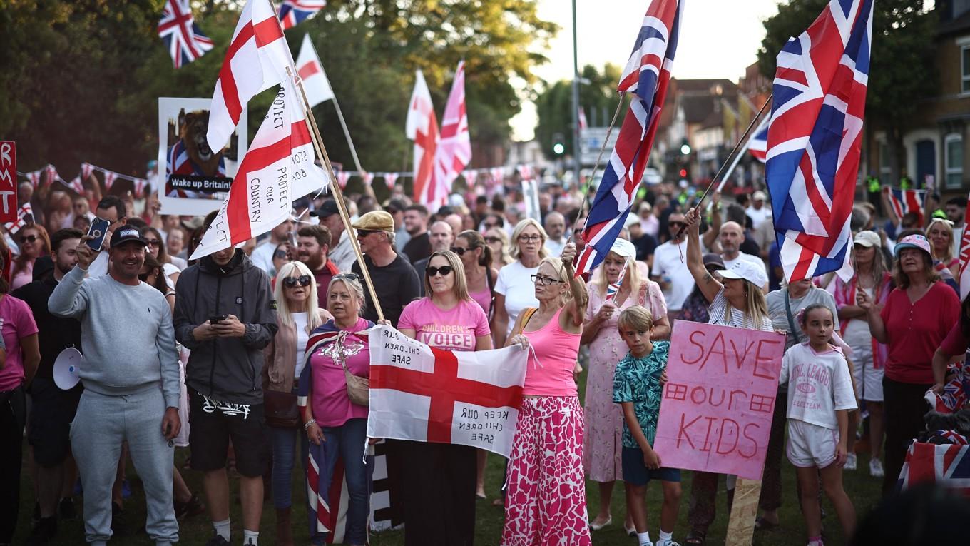 Demonstranter utanför kommunhuset i Epping i Storbritannien kräver att asylsökande ska avlägsnas från Bell Hotel. Bilden är tagen den 8 augusti. Foto: Henry Nicholls/AFP via Getty Images