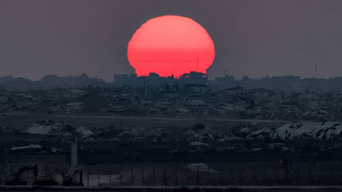 Solen går ner över Gaza vid gränsen mellan belägrat palestinskt område och södra Israel den 10 augusti. Foto: Menahem Kahana/AFP via Getty Images
