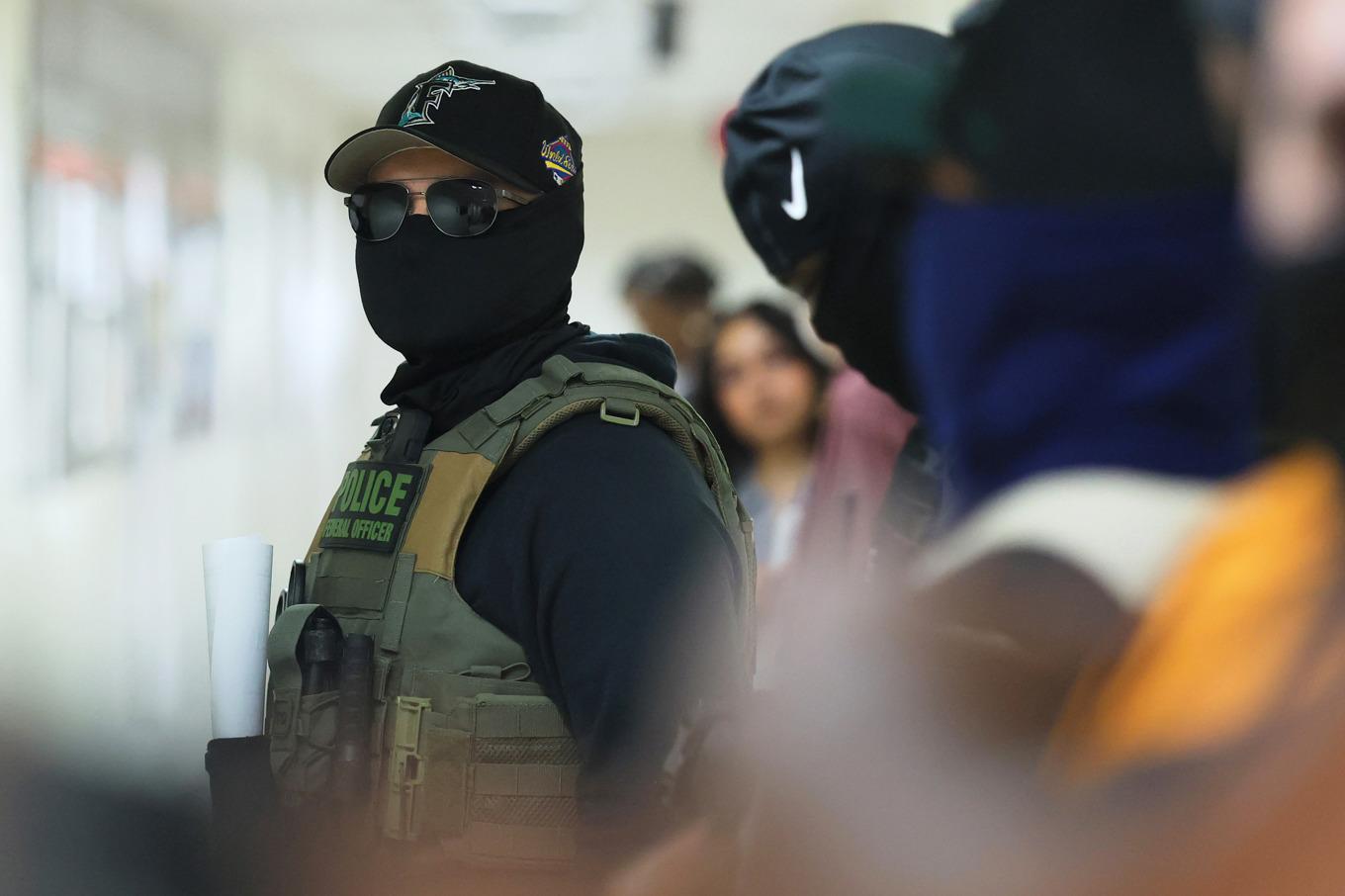 En ICE-agent patrullerar i New York. Myndigheten lockar med goda anställningsförmåner, och många amerikaner tycks intresserade. Foto: Michael M. Santiago/Getty Images