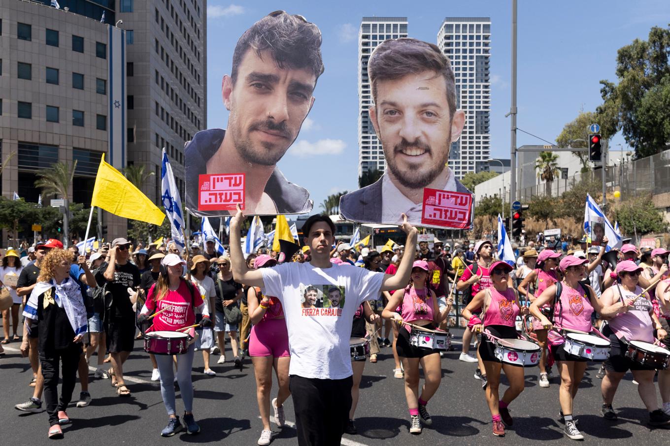 Demonstrant med bilder på gisslan, Tel Aviv 17 Augusti. Foto: Amir Levy/Getty Images.