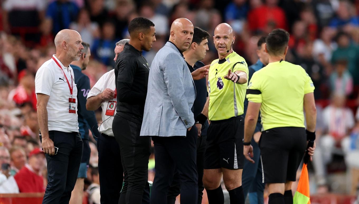 Domaren Anthony Taylor talar med Arne Slot, Liverpools manager, under avbrottet i matchen mellan Liverpool and Bournemouth på Anfield den 15 augusti. Foto: Michael Steele/Getty Images
