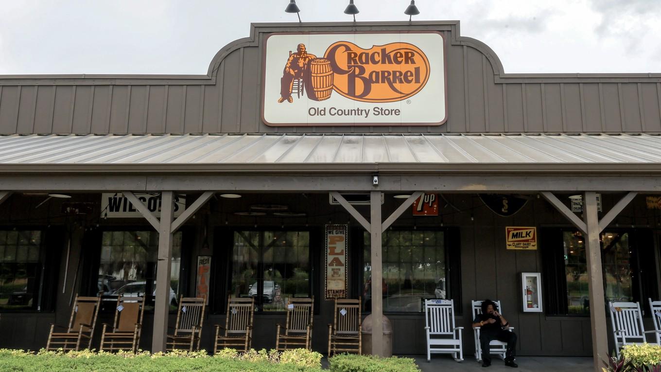 Cracker Barrels logotyp hade hunnit bli ett av USA:s mest kända varumärken. Många misstänker att ledningens beslut att slopa den hade politiska motiv. Foto:  Joe Raedle/Getty Images