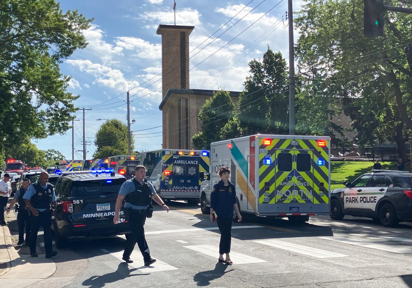 Polis och räddningspersonal på plats vid Annunciation Church and Catholic School i Minneapolis efter masskjutningen den 27 augusti. Foto: Tom Baker/AFP via Getty Images