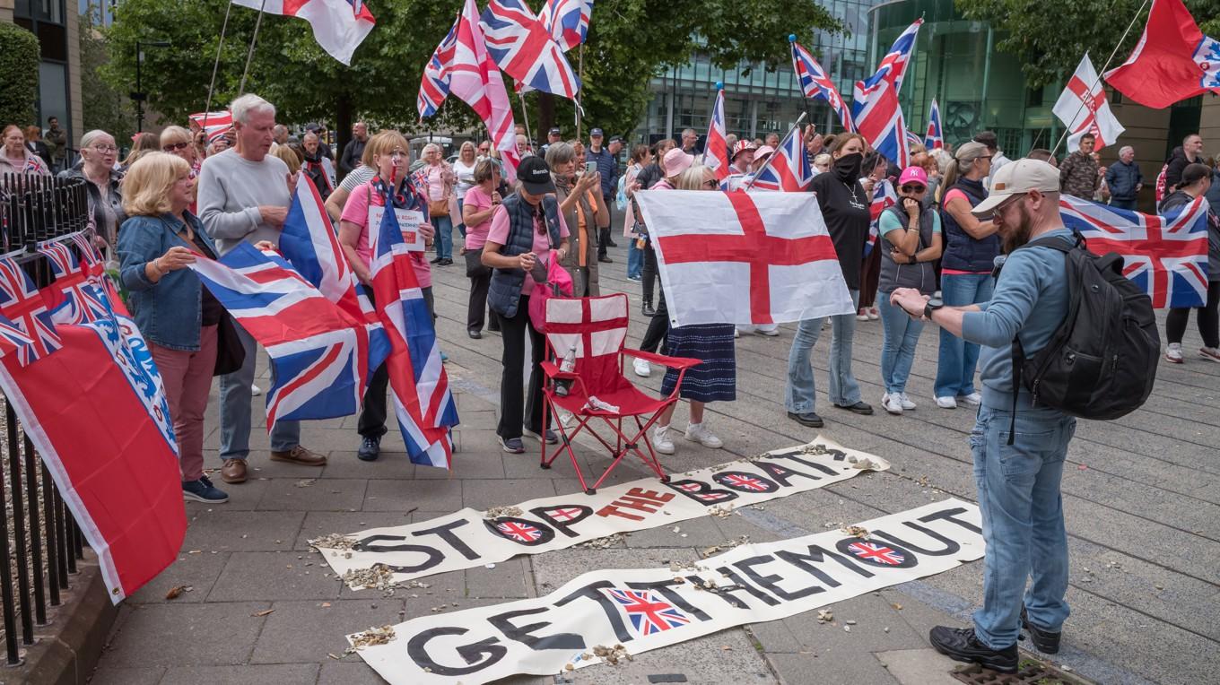 Demonstranter utanför New Bridge Hotel i Newscastle i Storbritannien den 23 augusti. Foto: Ian Forsyth/Getty Images