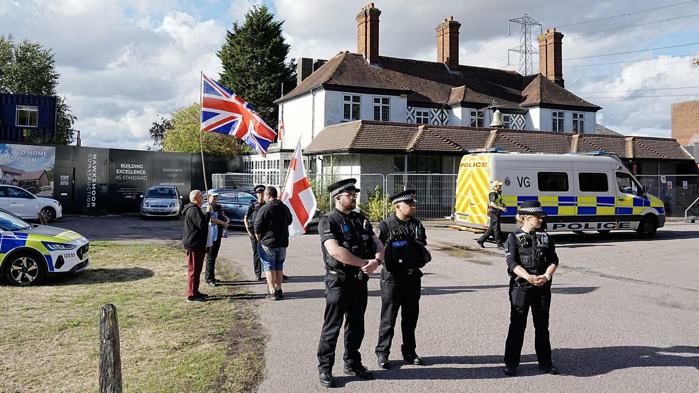 Demonstranter utanför Bell Hotel i Epping den 29 augusti. Foto: Carlos Jasso/AFP via Getty Images