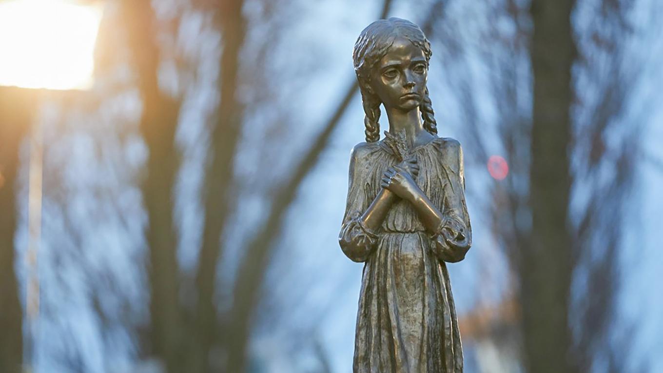Monument i Kiev till minne av Holodomor – Rysslands förra försök till folkmord och språkmord i Ukraina.   Foto: President.gov.ua (cc-by-sa 4.0)