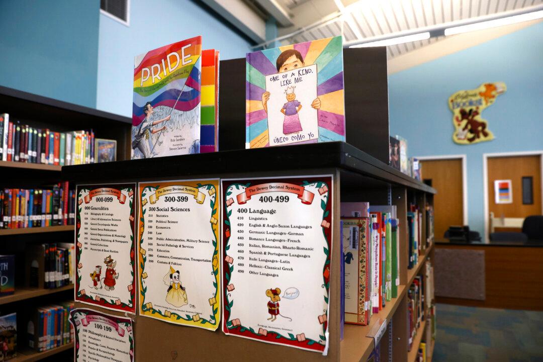 HBTQ-böcker i ett bibliotek i en lågstadieskola i Richmond, Kalifornien. Foto: Justin Sullivan/Getty Images