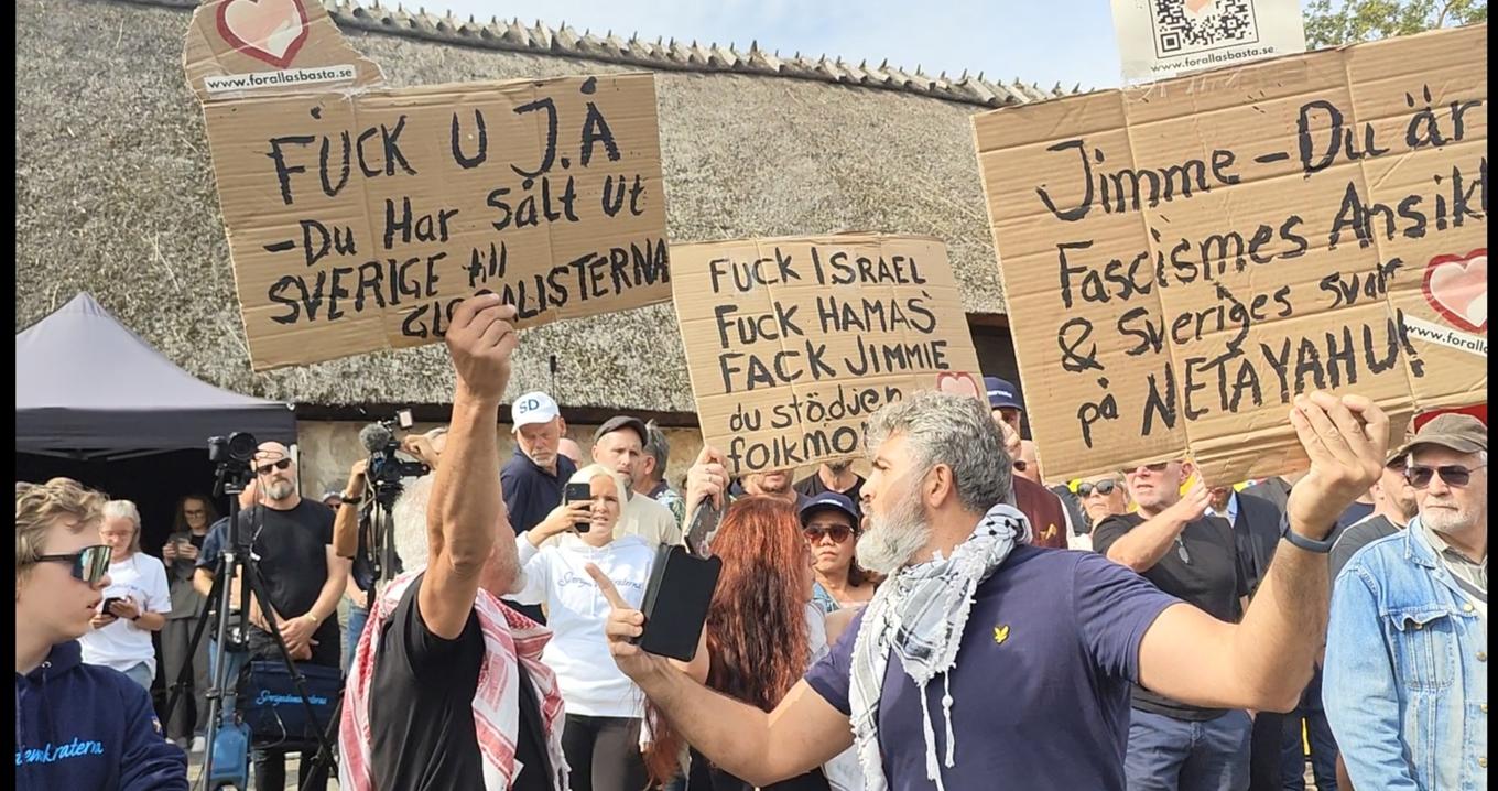 Demonstranter under Jimmie Åkessons sommartal. Foto: Roger Sahlström.