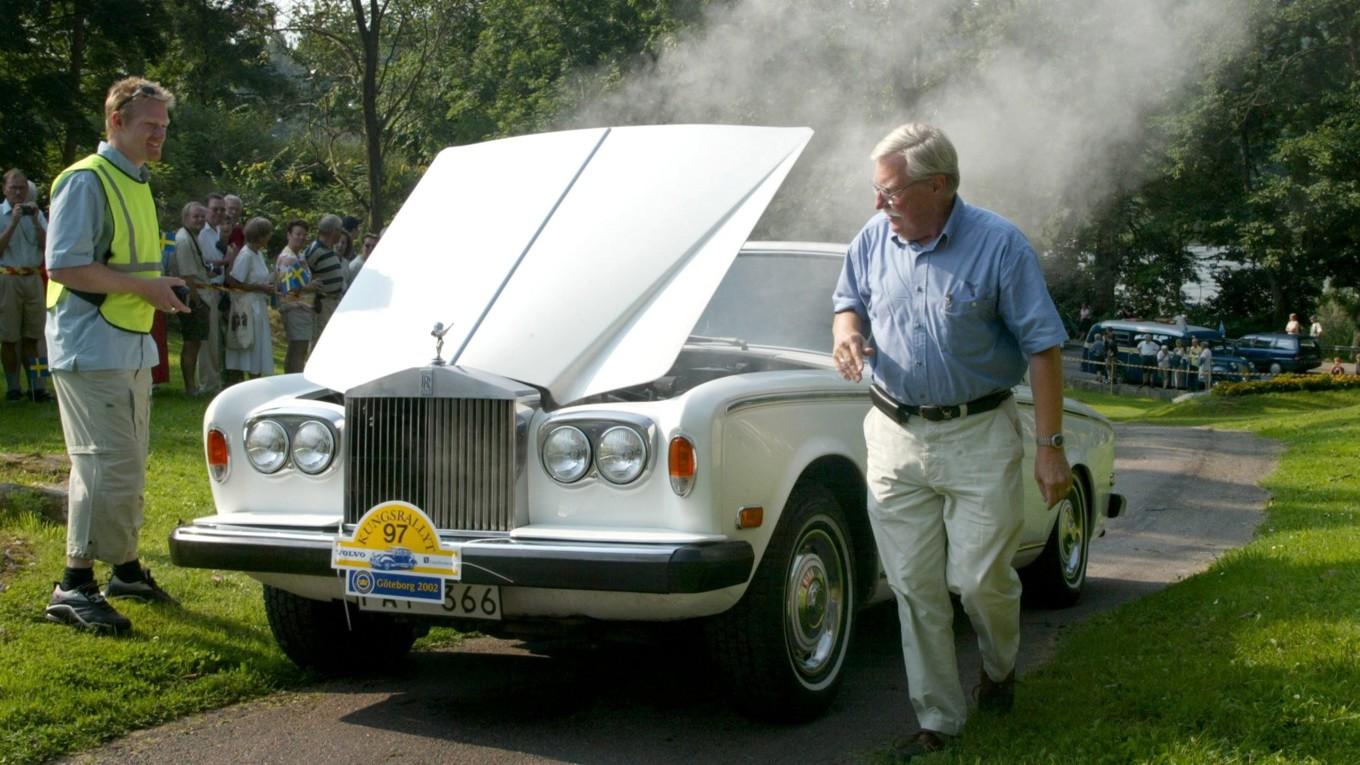 Svante Runbergs Rolls-Royce orkade inte riktigt hela vägen i värmen då Svenska Kungsrallyt kördes lördagen den 17 augusti 2002. Även kung Carl XVI Gustaf och drottning Silvia deltog i loppet. Foto: Roger Lundsten Scanpix Sweden/TT