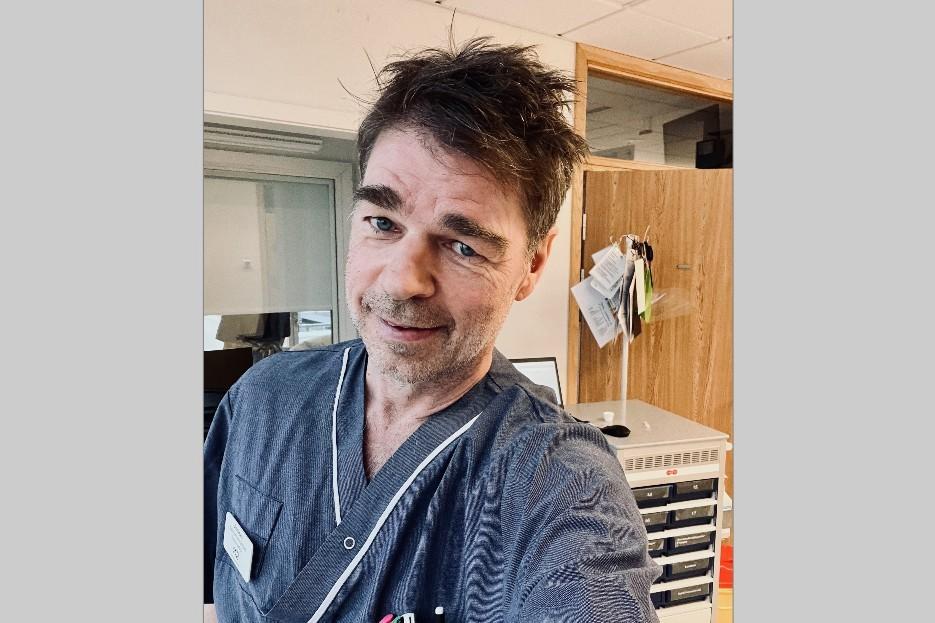 Nyutbildade sjuksköterskan Andreas Stickler, 58 år, nu med en mindre romantisk syn på yrket än när han började sin tuffa utbildning för drygt tre år sedan. Foto: Privat