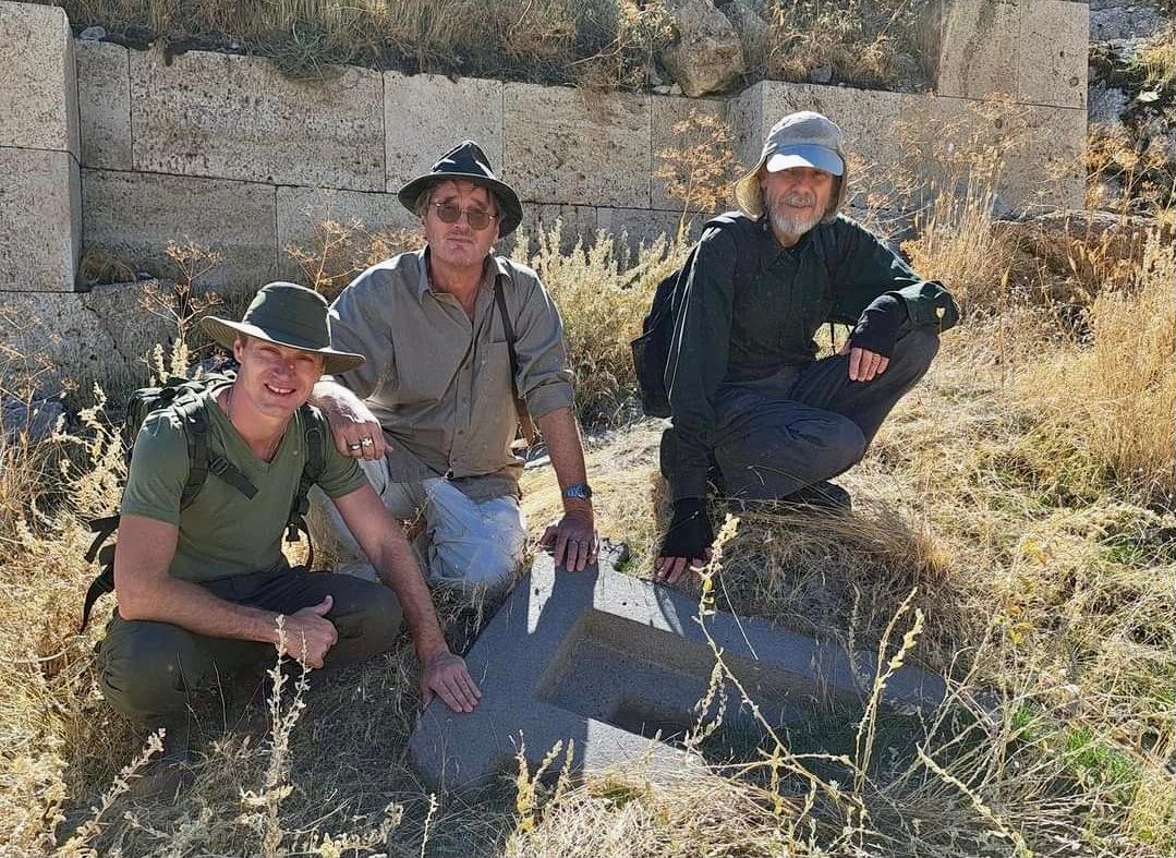 Matthew LaCroix, expert på forna civilisationer, Hans Oreheim, arkeolog, och Robert Schoch, geolog, vid ett av många T-formade block i basalt som låg på marken utanför muren i Cavustepe, Turkiet. Foto: Jenny Guynn