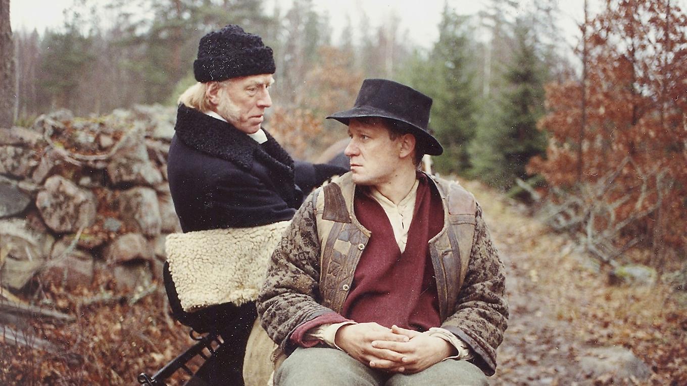 ”Oxen” finns att se på SVT Play fram till den 24 augusti. På bilden ser vi Stellan Skarsgård (född 1951) och Max von Sydow (1929–2020). Foto: Screen shot