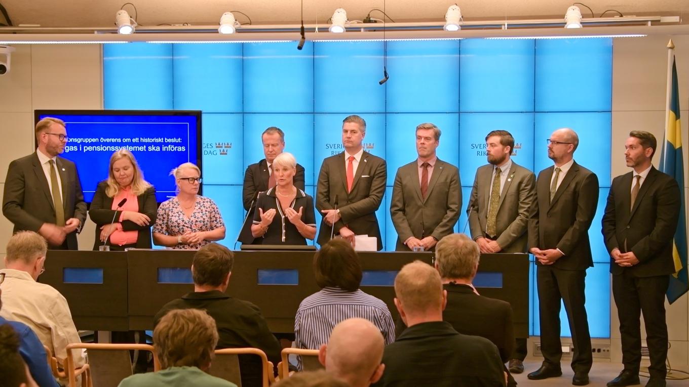 Riksdagens pensionsgrupp. Från vänster: Viktor Wärnick (M), Ida Gabrielsson (V), Martina Johansson (C), Anders Ygeman (S), Anna Tenje (M), Oscar Sjöstedt (SD), Hans Eklind (KD), Malte Tängmark Roos (MP), Ola Möller (S) och Patrik Karlson (L). Foto: Adam Strand