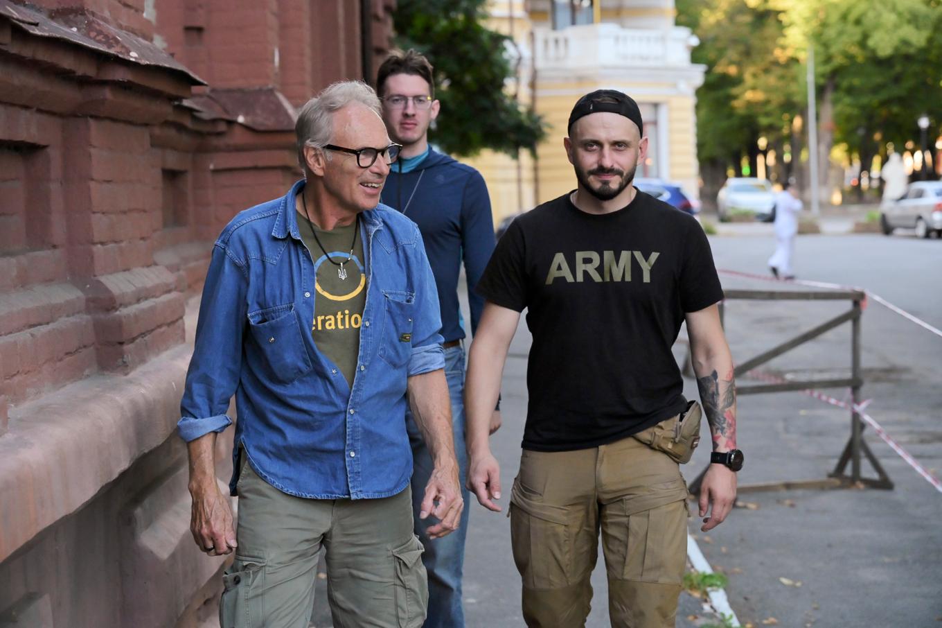 Tage Perntz och den ukrainske soldaten Dimitry i Poltava. Foto: Roger Sahlström