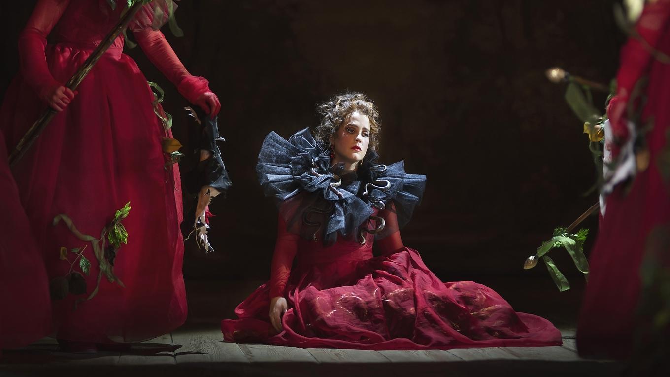 Drottning Orasia inser sitt misstag efter att i dramats slut ha låtit sina backanter slita Orpheus i stycken. Foto: Markus Gårder