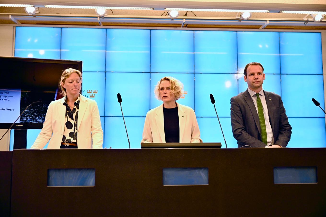 Stina Larsson (C), miljöpolitisk talesperson, Anna-Karin Hatt (C), partiledare, Rickard Nordin (C), klimat- och energipolitisk talesperson. Foto: Pelle Nilsson.