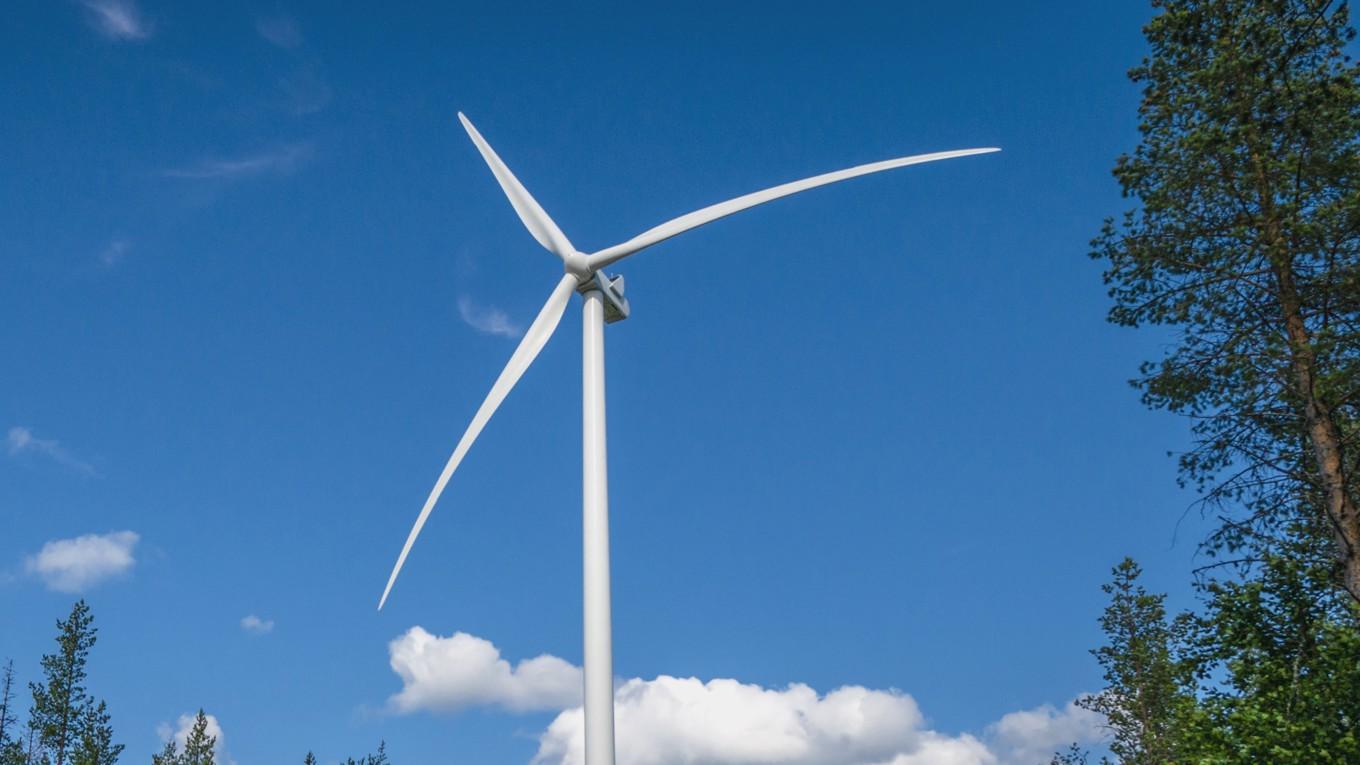 Flens kommun har hamnat i blåsväder efter att man tagit bort en annons om kritik av vindkraft från en reklamtavla. JO kommer nu att granska händelsen. Foto: Bilbo Lantto