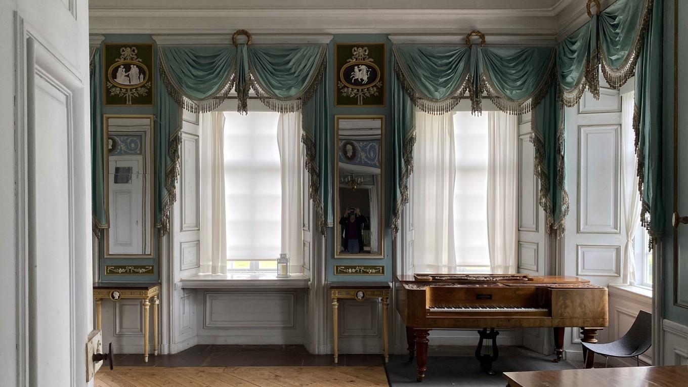 Salsta slott norr om Uppsala har unika interiörer från 1600-talet och senare epoker. Nu varnar historiker och konstvetare för att en försäljning riskerar att slå sönder kulturarvet. Foto: Pressbild