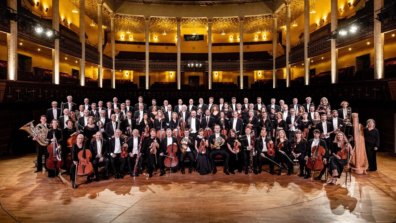 Tillsammans med dirigenten Manfred Honeck framför Filharmonikerna i Stockholm verk av valskungen Strauss. Foto: Yanan Li