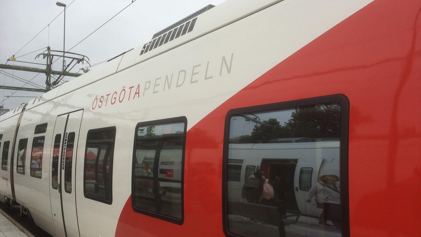 På Östgötapendeln har man märkt att många plankar. Under juni och juli fick 121 personer tilläggsavgift på grund av att ha rest utan giltig biljett. Foto: Tony Lingefors