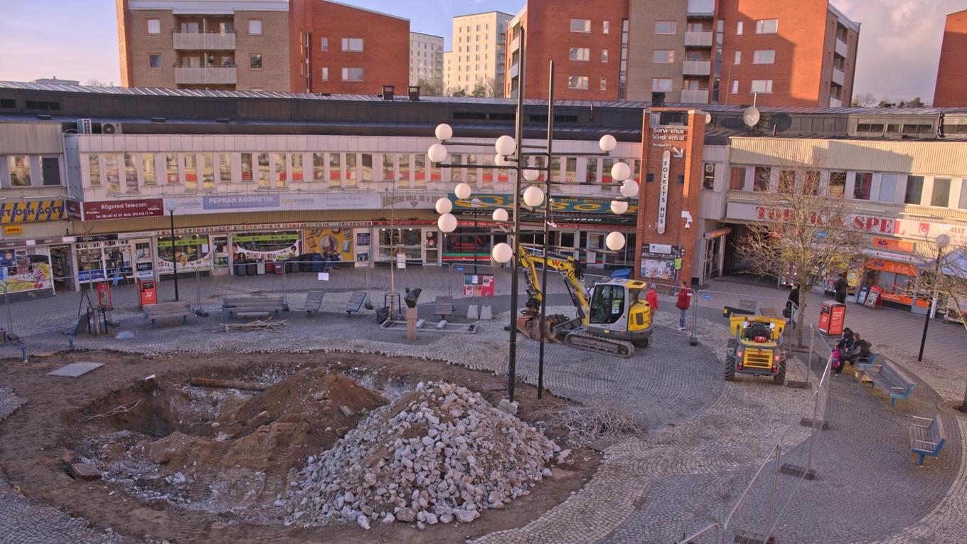 På bilden ser man Rågsved centrum i södra Stockholm. Förorten tillhör ett av de 180 utanförskapsområden som finns i Sverige. Foto: Roger Sahlström