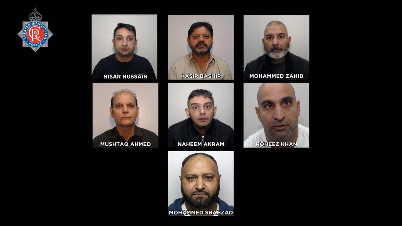 De sju männen på bilden döms till långa fängelsestraff efter att ha gjort sig skyldiga till sexuella övergrepp mot två flickor i Rochdale i Storbritannien. Foto: Greater Manchester Police