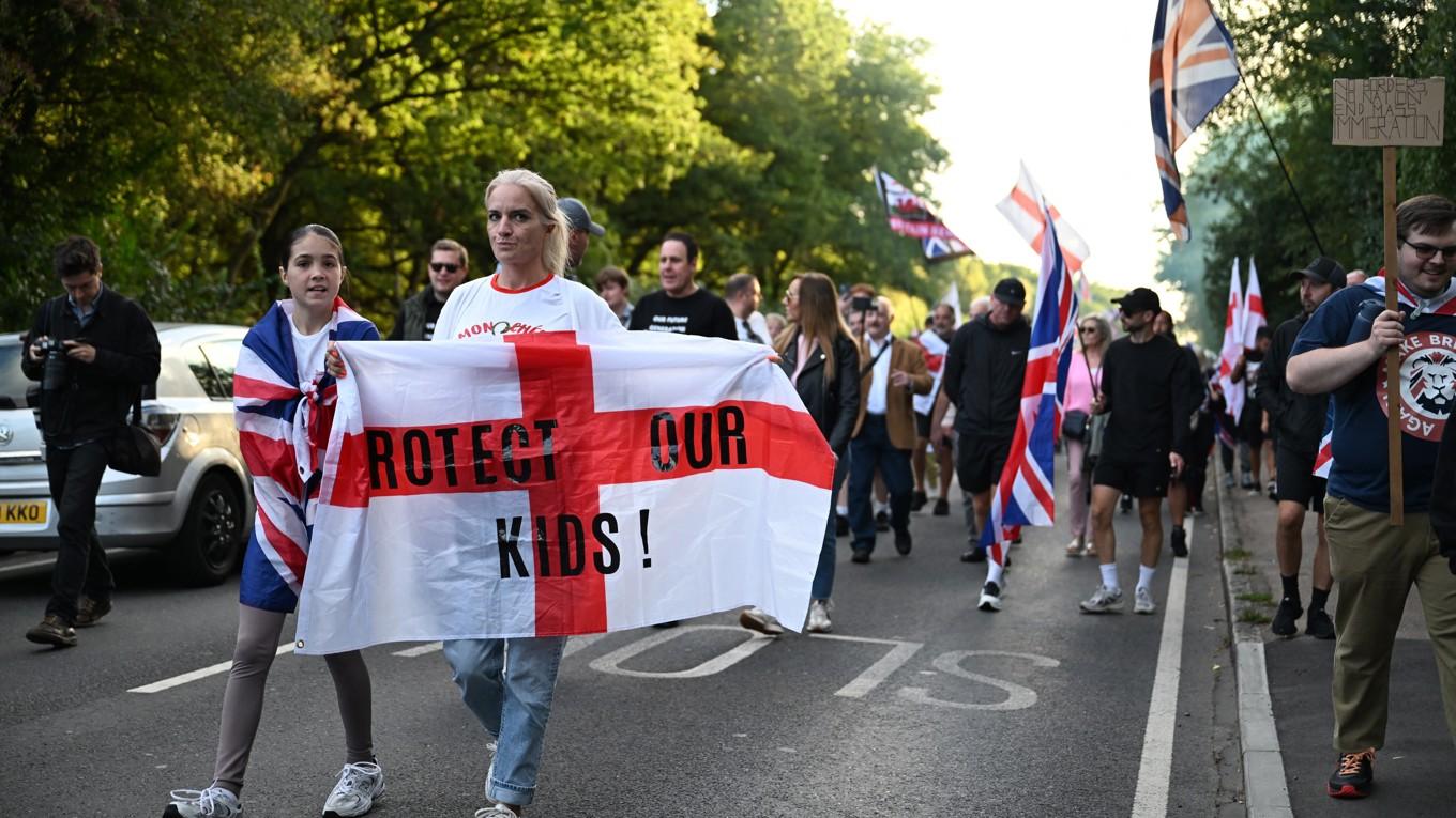 Demonstranter utanför Bell Hotel i Epping kräver att det ska sluta att tjäna som asylboende. Foto: Chris J Ratcliffe/AFP via Getty Images