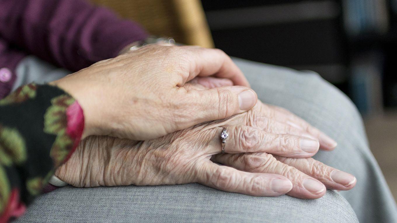 Föreställningen ”Ljus skymning” lyfte hur äldre upplever ensamhet, och i samband med den arrangerades ett fördjupande panelsamtal. Foto: Pressbild