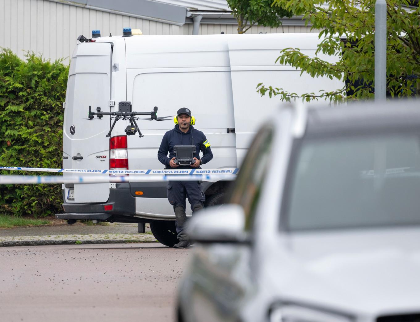 Polis med drönare på plats i Arlöv efter en explosion på tisdagen. Foto: Johan Nilsson / TT