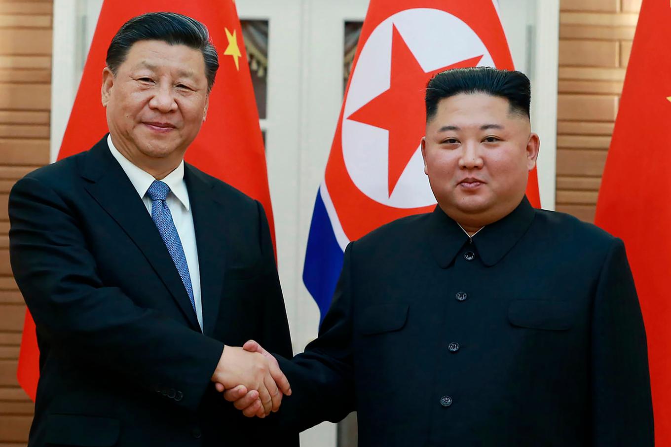 Kinas Xi Jinping tillsammans med Nordkoreas Kim Jong-Un vid ett möte 2019. Bilden tillhandahölls av den nordkoreanska regeringen. Foto: KCNA/AP/TT