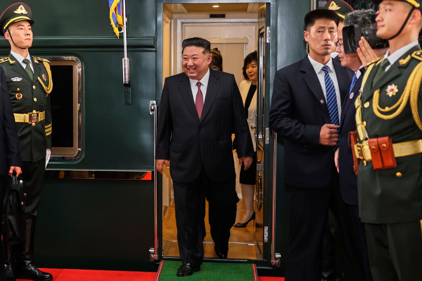 Kim Jong-Un kliver av tåget i Peking. Bilden är från Kinas statliga nyhetsbyrå. Foto: Pang Xinglei/Nya Kina via AP/TT