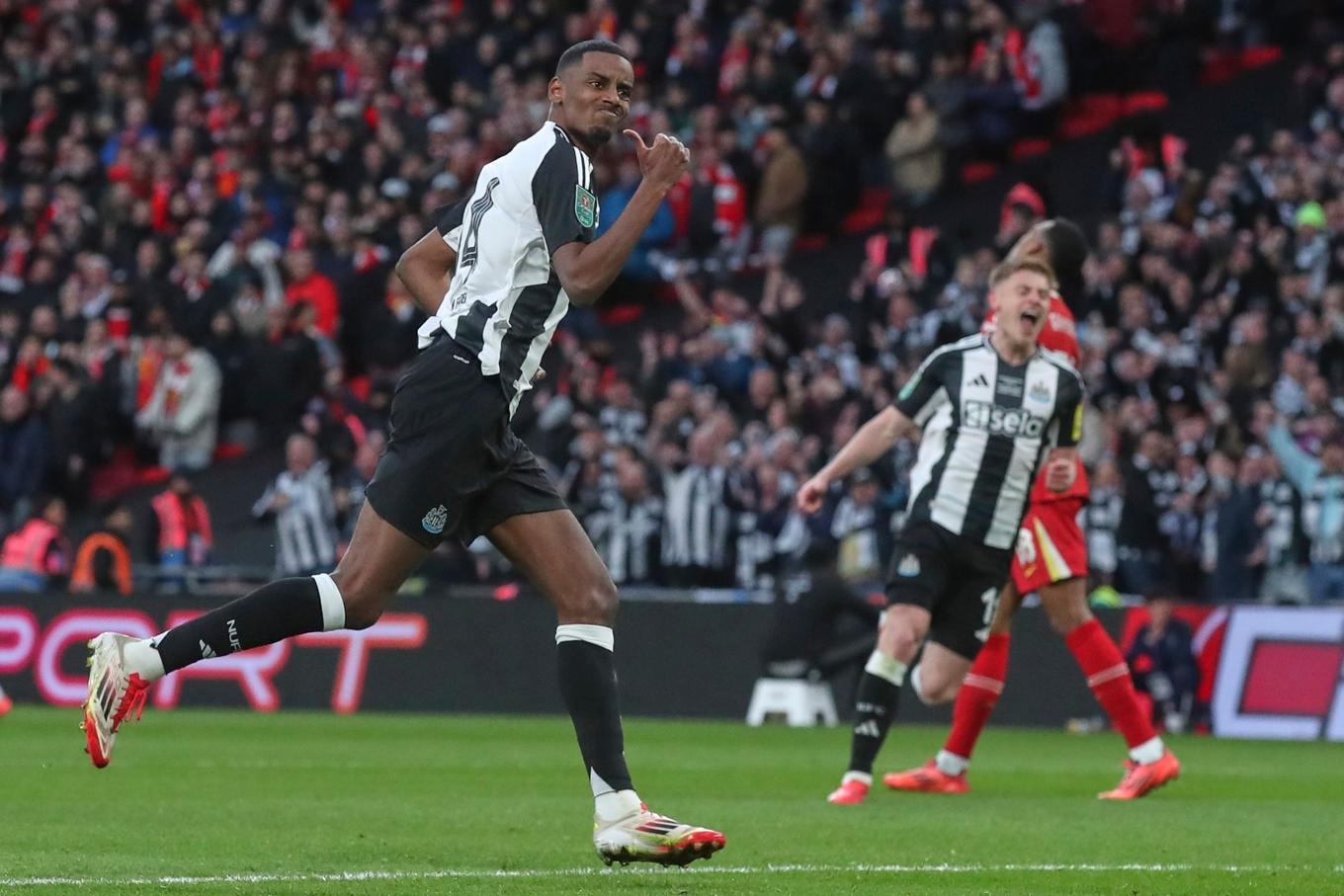 Alexander Isak när han avgjorda ligacupfinalen för Newcastle mot Liverpool på Wembley i mars. Nu är svensken klar för Liverpool. Foto: Scott Heppell/AP/TT