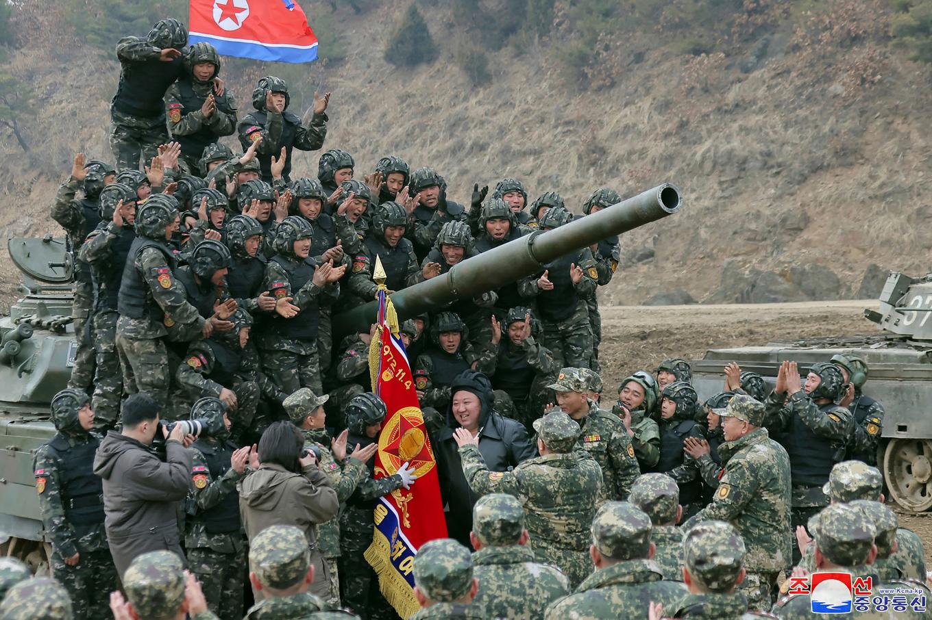 Nordkoreas diktator Kim Jong-Un, i mitten, omgiven av soldater som deltar i en militärövning i Nordkorea. Bilden har distribuerats av Nordkoreanska myndigheter. Foto: KCNA/AP/TT