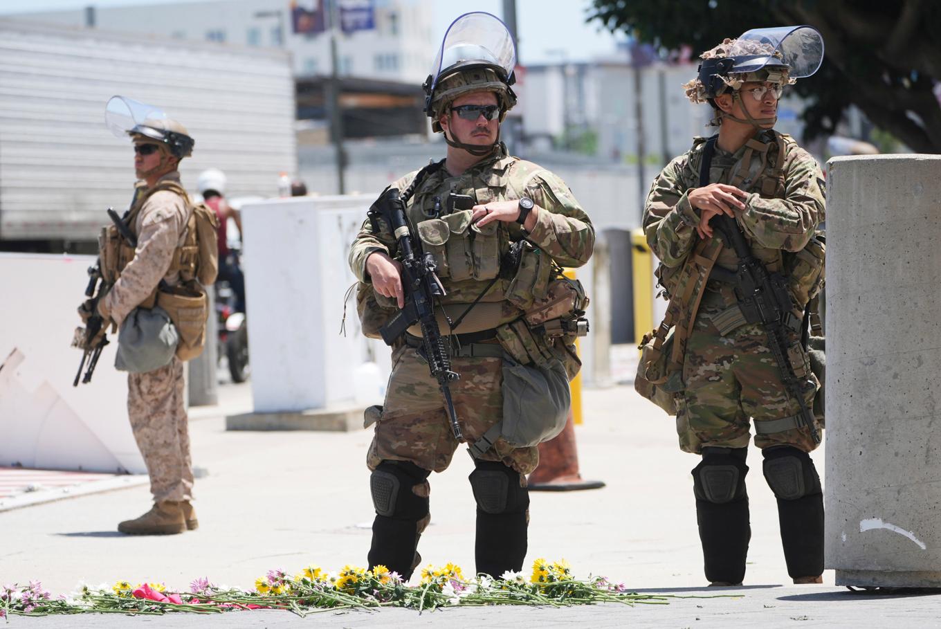 Inkallade i Kaliforniens nationalgarde vaktar en federal byggnad i Los Angeles i juni i år. Arkivbild. Foto: Damian Dovarganes/AP/TT