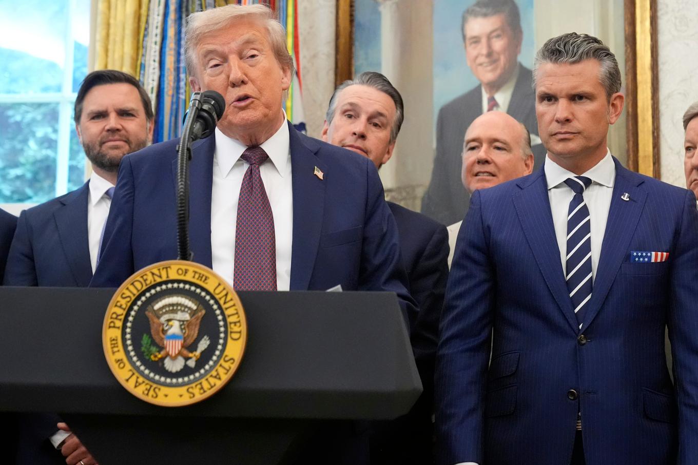 President Donald Trump i Vita huset, efter att inte ha synts till på en vecka. Vicepresident J  D Vance och försvarsminister Pete Hegseth bakom honom. Foto: Mark Schiefelbein/AP/TT