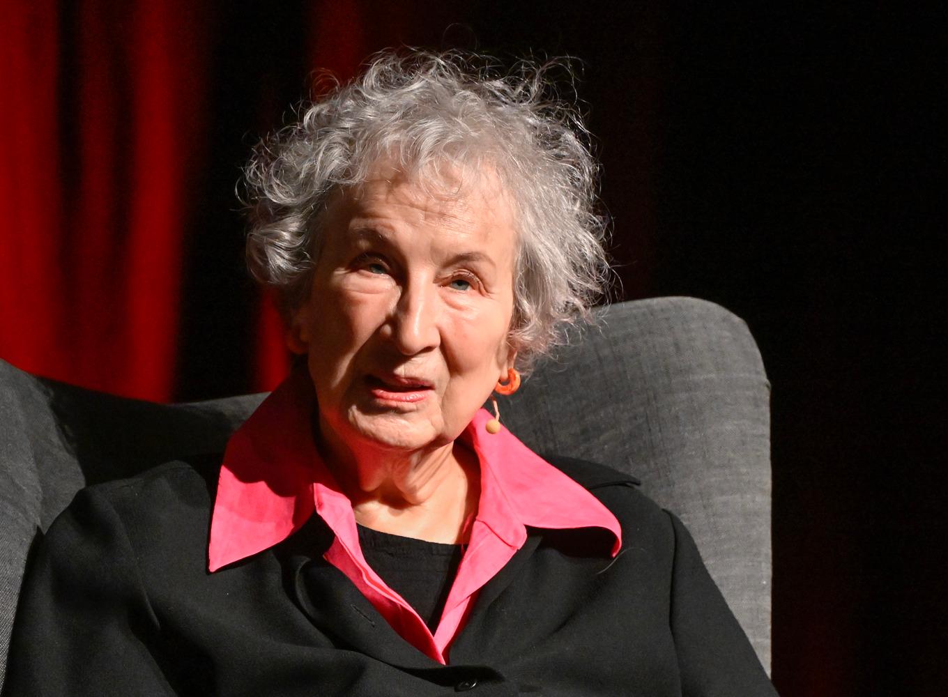 Margaret Atwoods "Tjänarinnans berättelse" var en av böckerna som skulle ha plockats bort från skolbibliotek i provinsen Alberta, Kanada. Foto: Jonas Ekströmer/TT