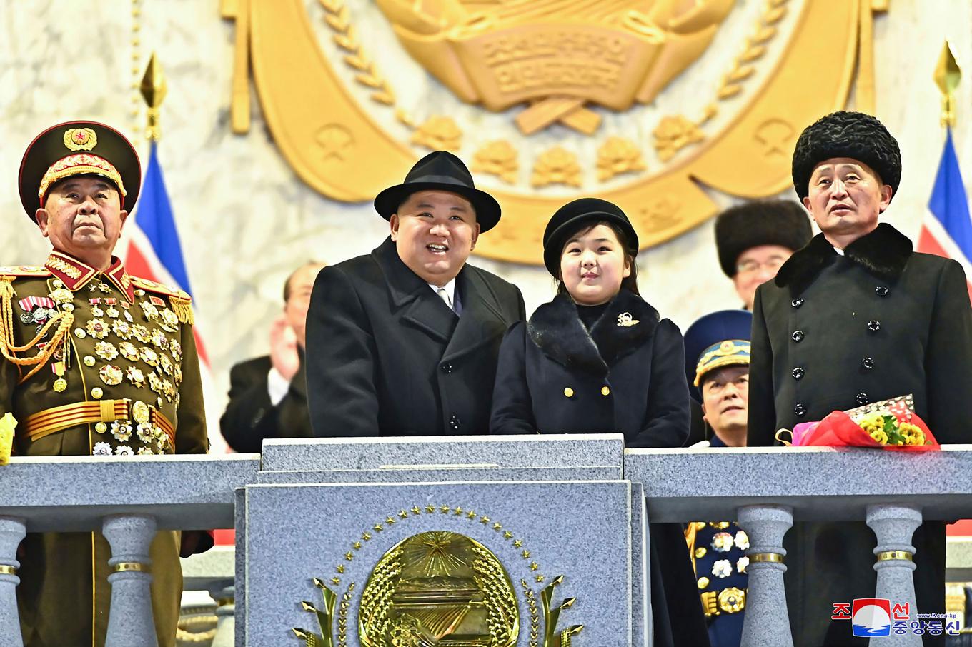 Far och dotter Kim vid en militärparad i Pyongyang i februari 2023. Arkivbild, ursprungligen distribuerad av Nordkoreas statliga medier. Foto: Nordkoreas statliga nyhetsbyrå KCNA via AP/TT