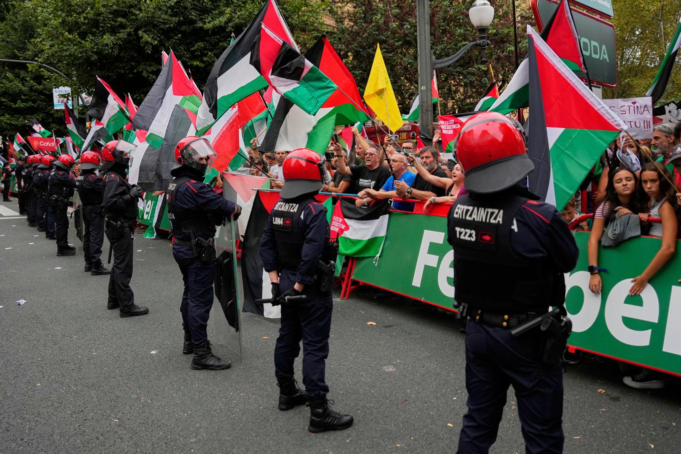 Pro-palestinska demonstranter i Bilbao såg till att en etapp i Spanien runt fick stoppas flera kilometer före mållinjen. Foto: Miguel Oses/AP/TT