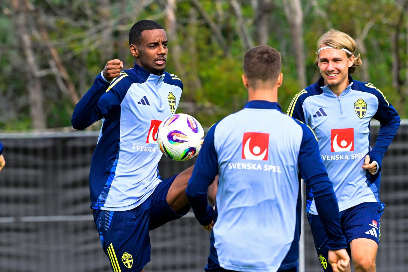 Alexander Isak och Sebastian Nanasi under tisdagens träning på Bosön inför VM-kvalmatcherna mot Slovenien och Kosovo. Foto: Jonas Ekströmer/TT