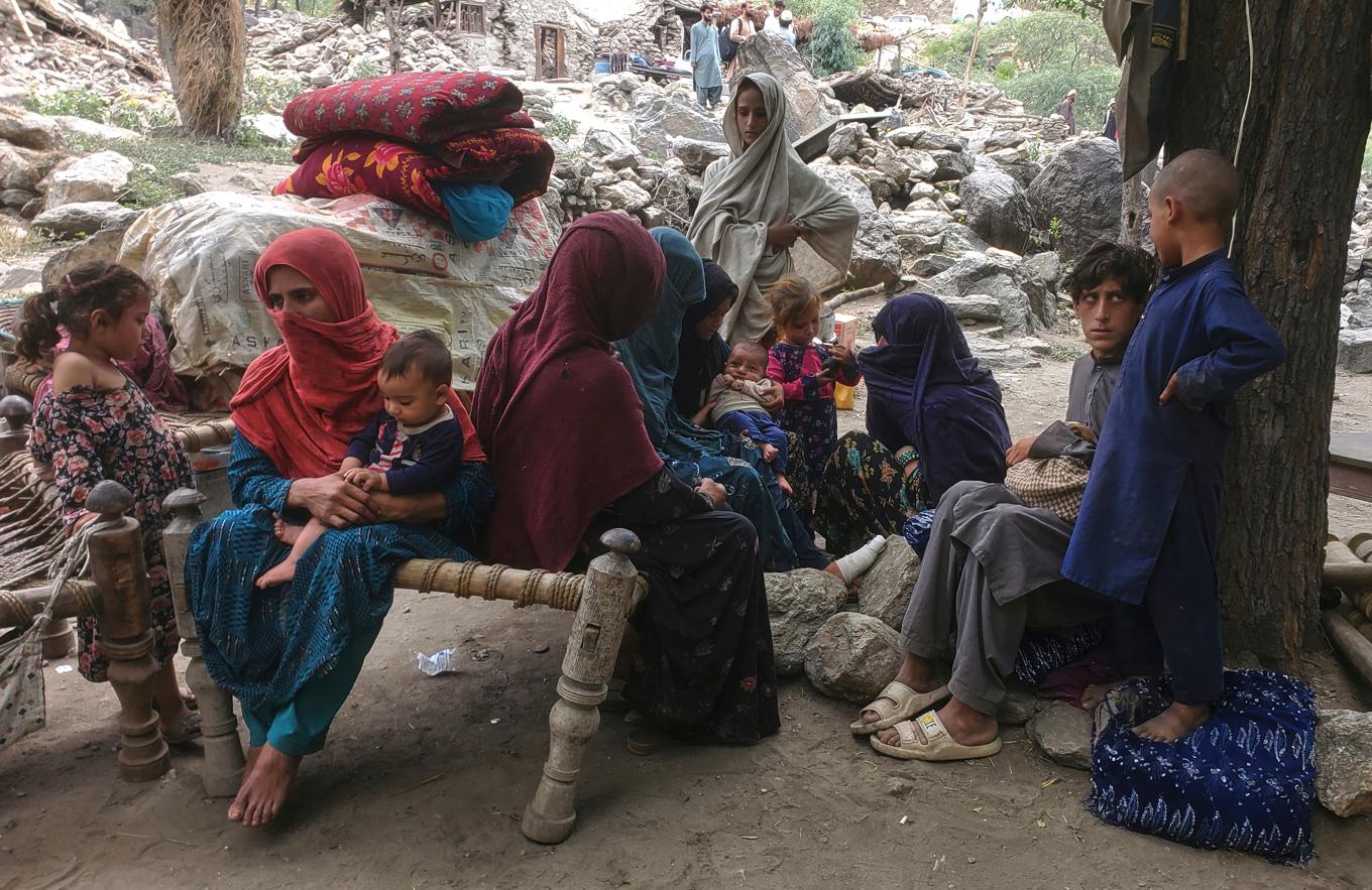 Afghanska familjer i Mazar Dara i Kunarprovinsen försöker hantera förödelsen efter söndagens jordbävning. Foto: Hedayat Shah/AP/TT