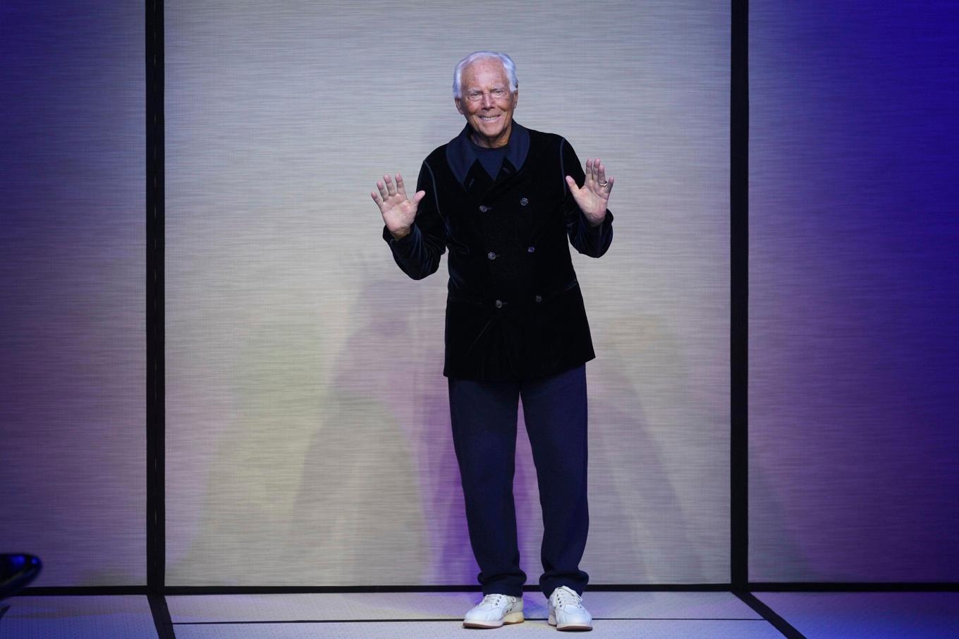 Giorgio Armani fick i januari applåder vid slutet av visningen av höst/vinterkollektionen för män 2025–2026. Foto: Antonio Calanni/AP/TT
