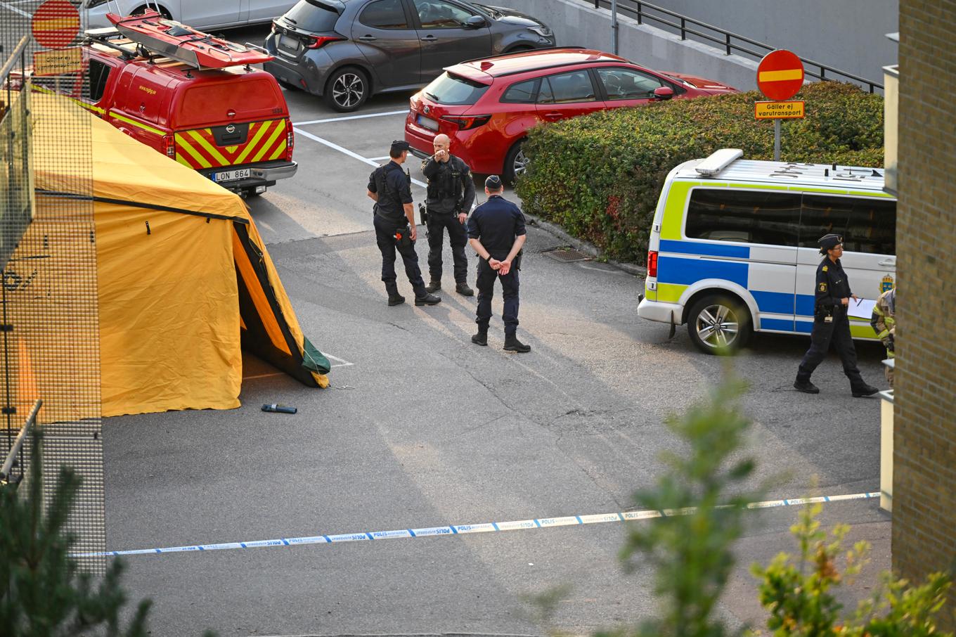 Polis på plats efter det att två män hittats ihjälskjutna i stadsdelen Lunden i Göteborg i tisdags. Foto: Björn Larsson Rosvall/TT
