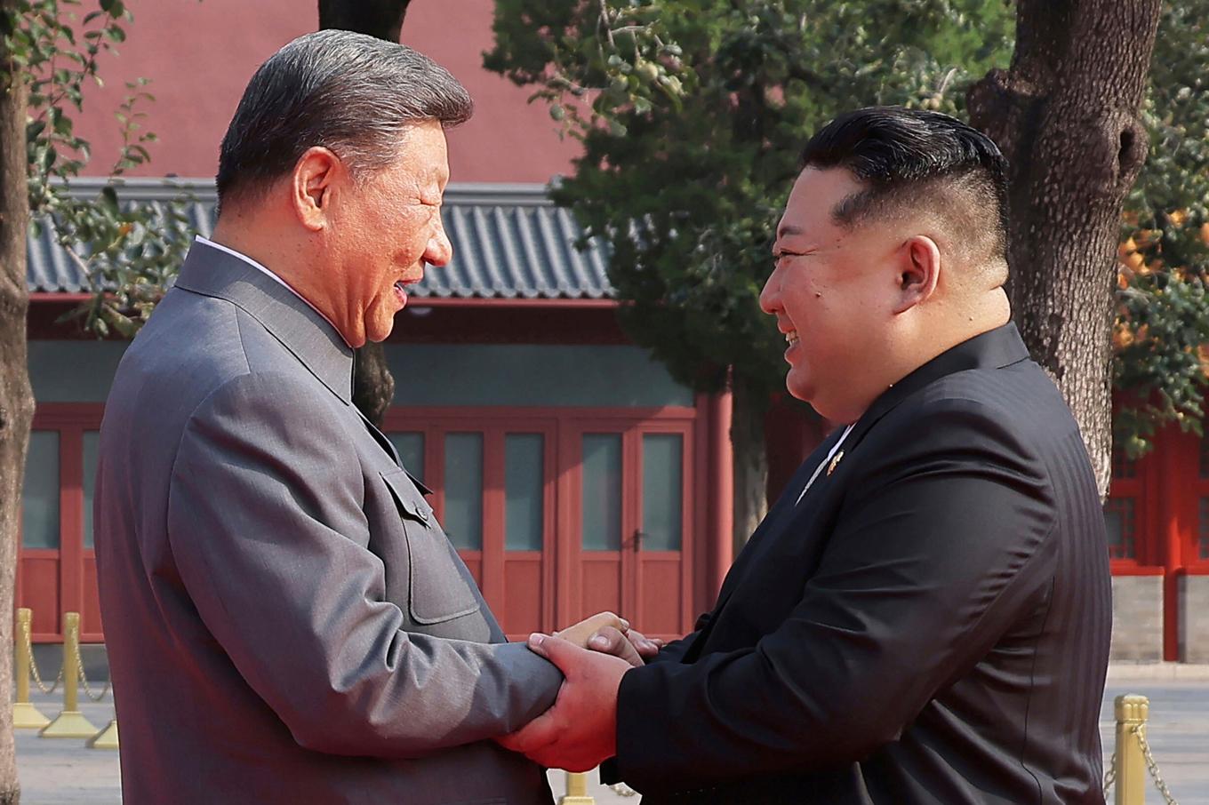 Kinas president Xi Jinping skakar Nordkoreas diktator Kim Jong-Uns hand. Bilden togs i Peking i onsdags. Foto: KCNA/AP/TT
