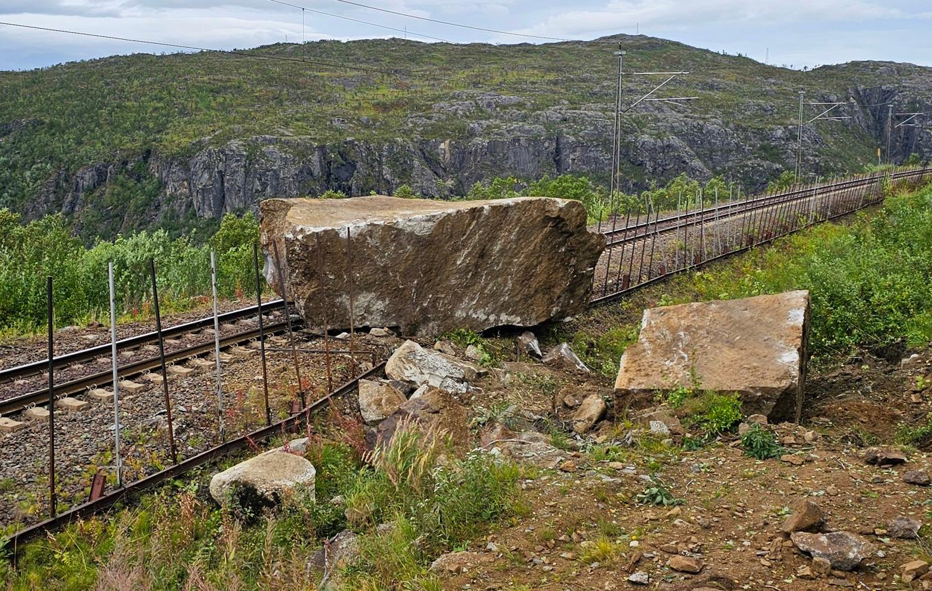 Ett stenblock stoppar tågtrafiken mellan Luleå och Narvik. Foto: Bane Nor/TT