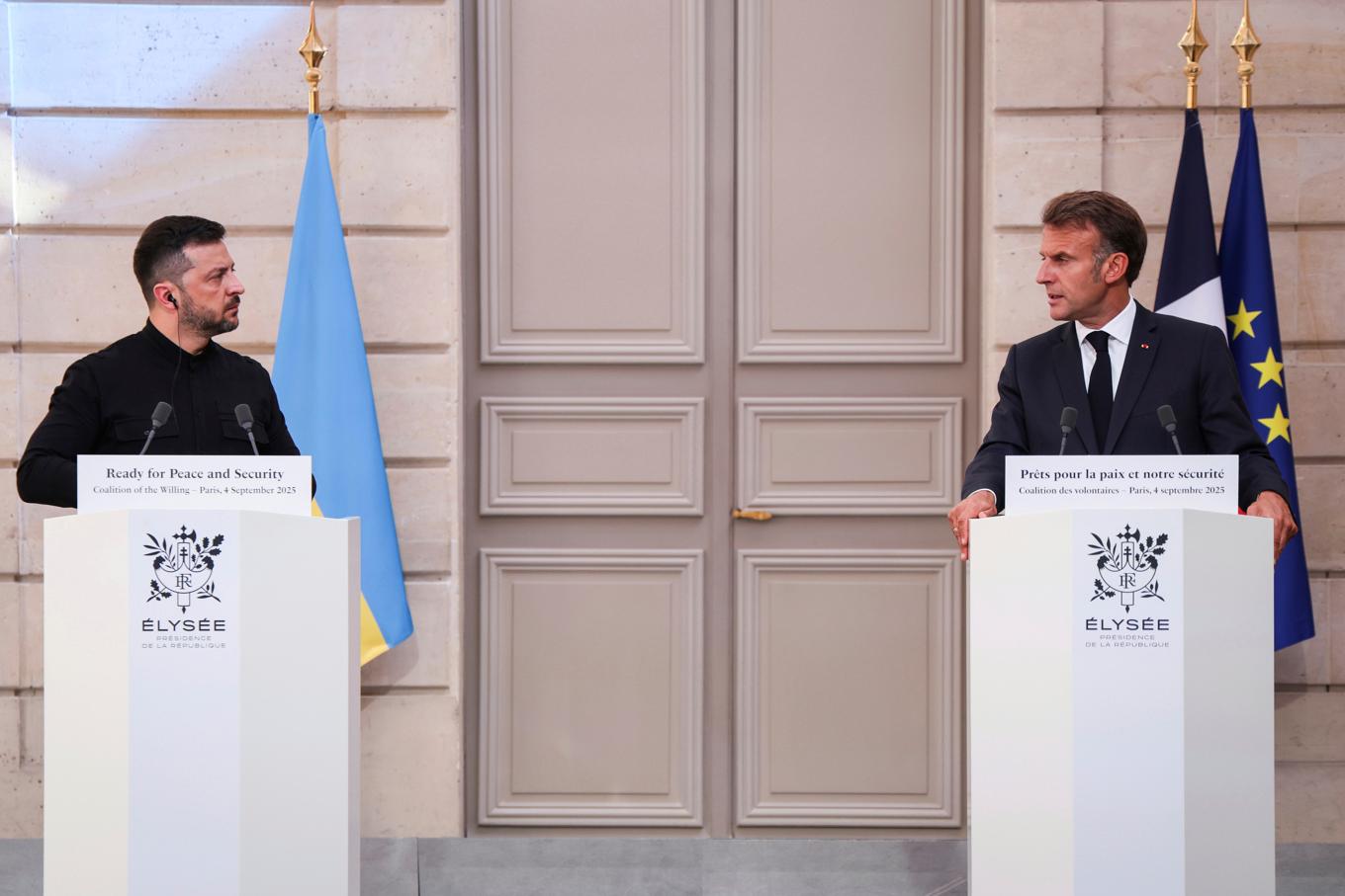 Ukrainas president Volodymyr Zelenskyj, vänster, och Frankrikes president Emmanuel Macron vid en gemensam presskonferens efter mötet i Elyséepalatset i Paris. Foto: Ludovic Marin/AP/TT