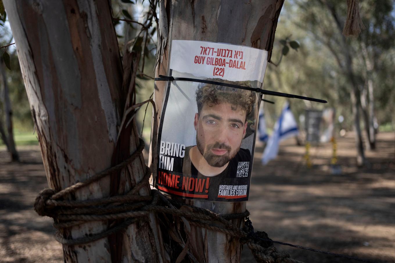 En affisch med en bild på Guy Gilboa-Dalal uppsatt på ett träd i södra Israel, nära gränsen till Gaza, i fjol. Foto: Maya Alleruzzo/AP/TT
