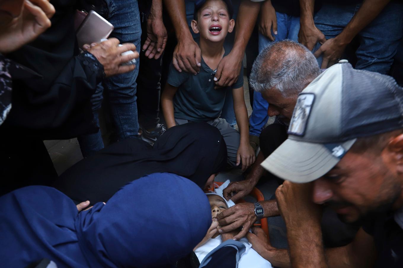 Släktingar sörjer 13-årige Karim Qdeih, som dödades i israeliska anfall mot södra Gazaremsan i augusti. Bild tagen nära Nassersjukhuset i Khan Yunis 23 augusti. Foto: Mariam Dagga/AP/TT