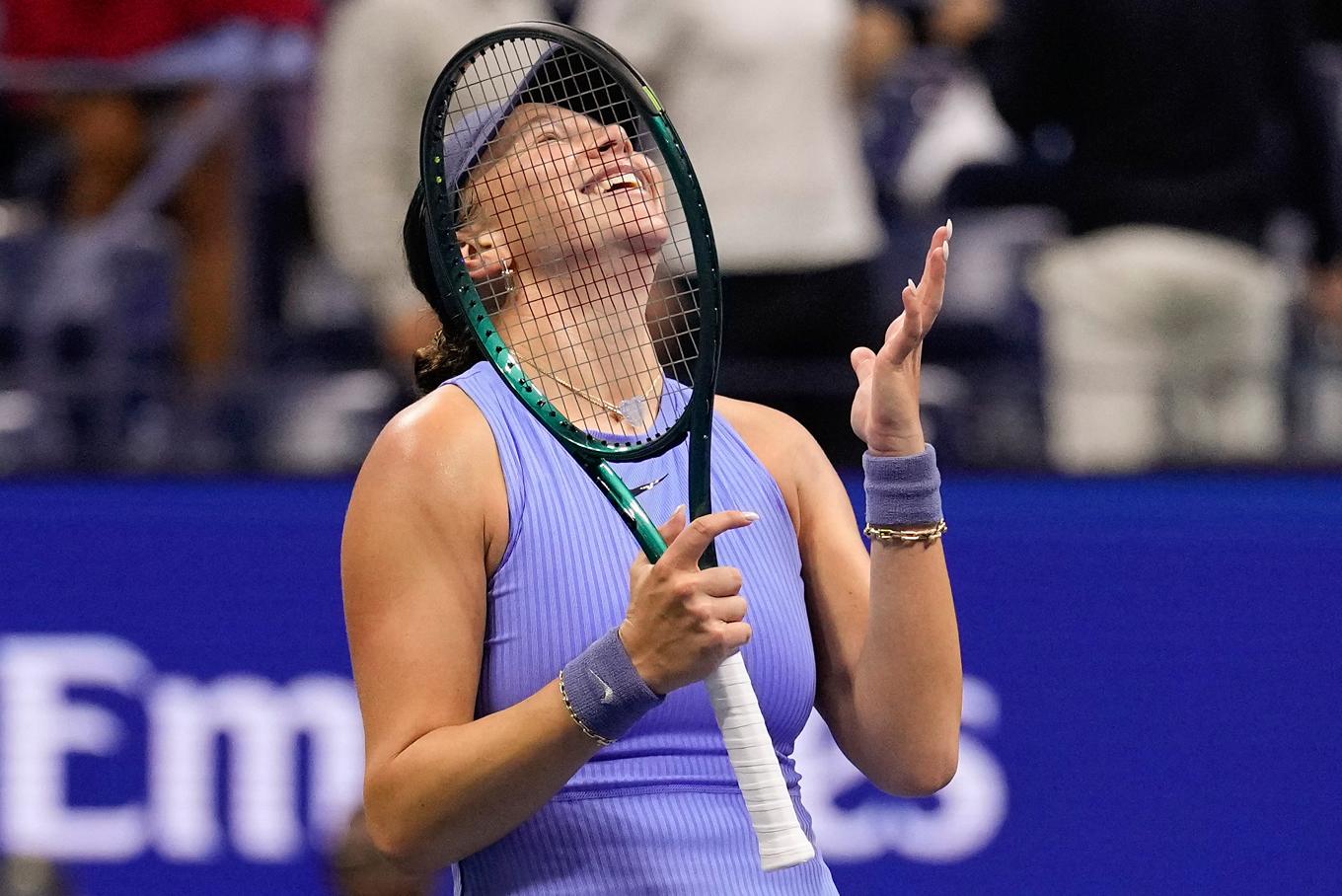 Amerikanskan Amanda Anisimova jublar efter att ha slagit ut Naomi Osaka i semfinalen av US Open-tennisen. Foto: Seth Wenig/AP/TT