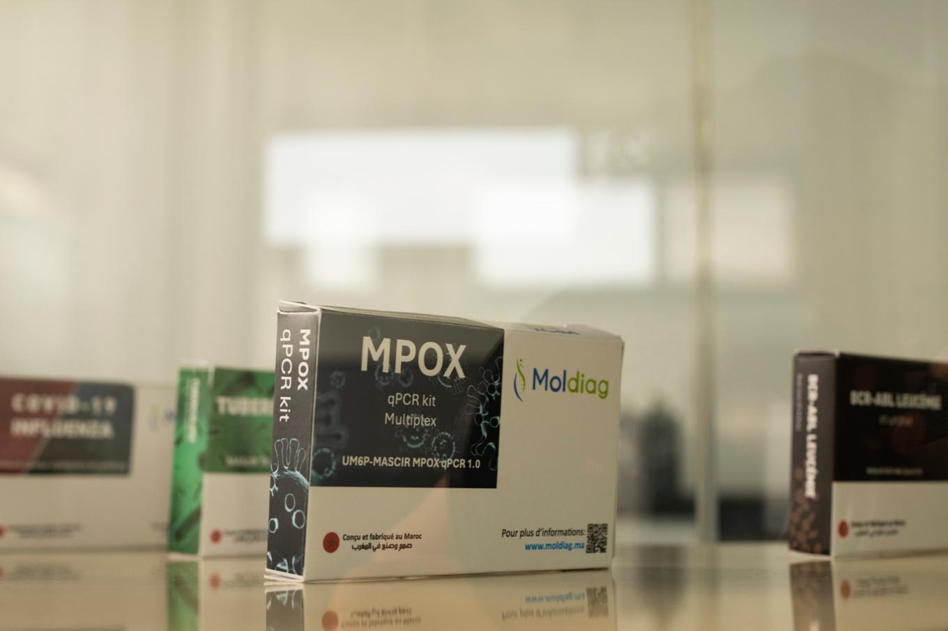 Ett test för mpox. Sjukdomen anses inte längre utgöra en global hälsokris. Foto: Mosa'ab Elshamy/AP/TT