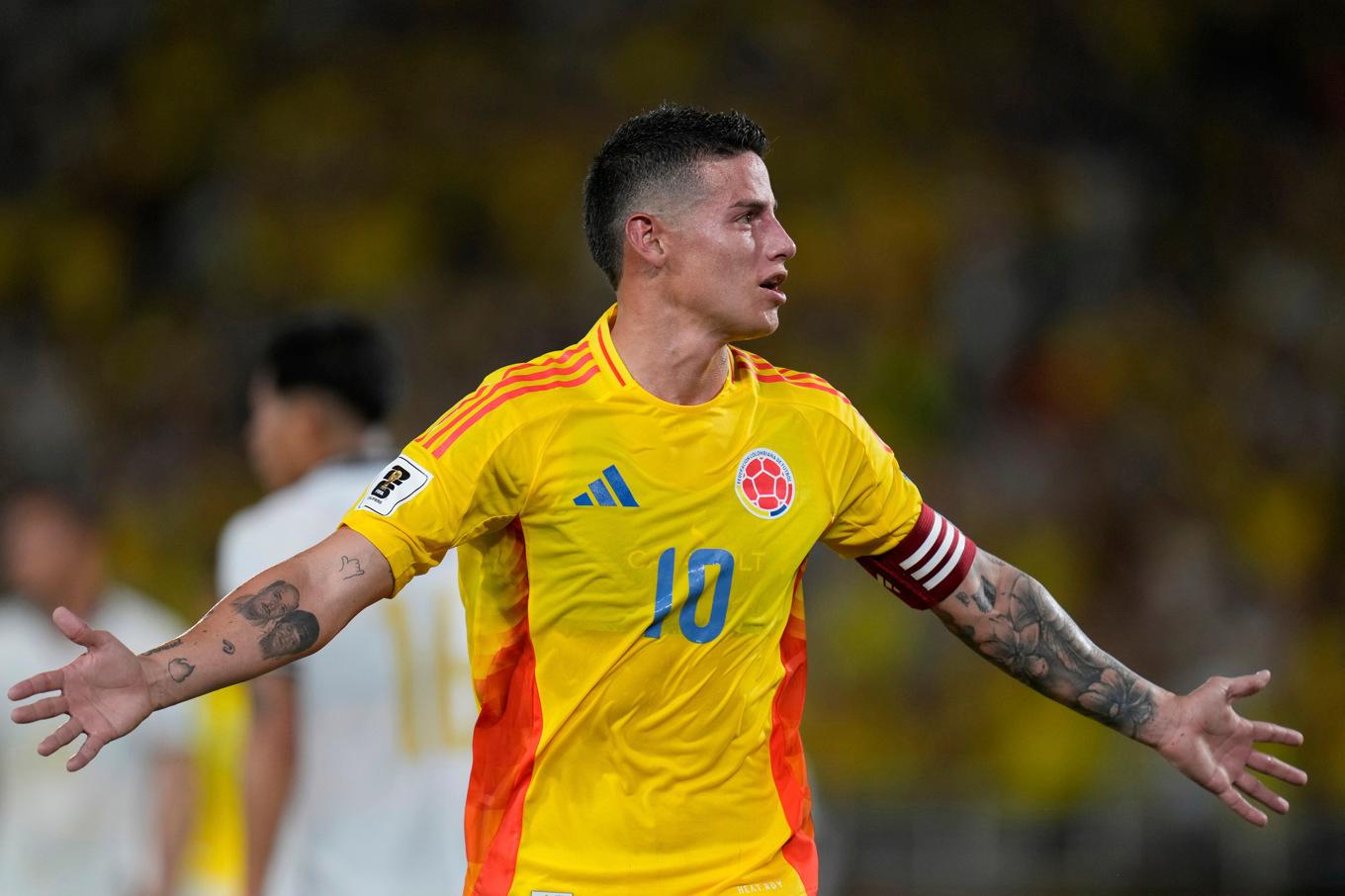 Colombias James Rodriguez firar ett mål i VM-kvalet mot Bolivia. Foto: Fernando Vergara/AP/TT